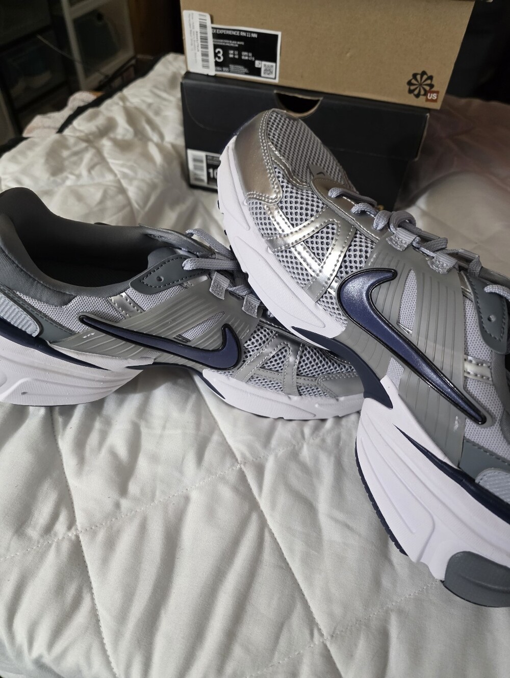 Nike V2K Run Men’s Silver and Navy Mesh Running Sneakers Size 10.5m.